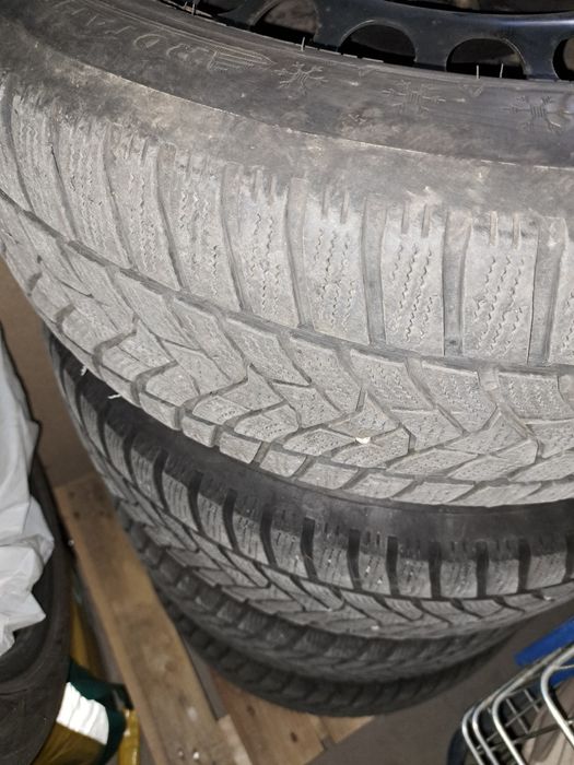 Anvelope iarna cu janta de tabla si capace 215/60/R16 Dunlop