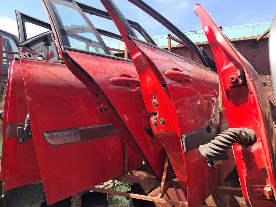 Renault Megane 2 hatchback, usa usi portiere, geam, geamuri, coltare.