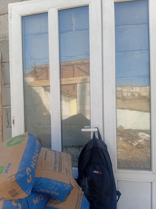 Vând ușă dublă termopan aproape nouă și două geamuri termopan mici