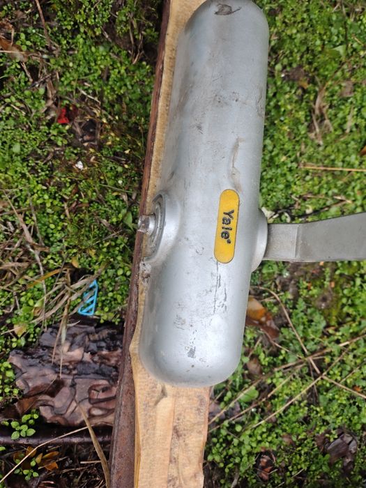 Голяма метална външна врата с две решетки. Много висока