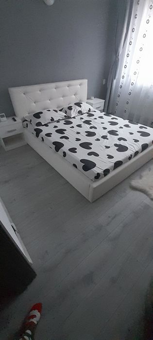 Pat tapitar alb saltea si doua noptiere