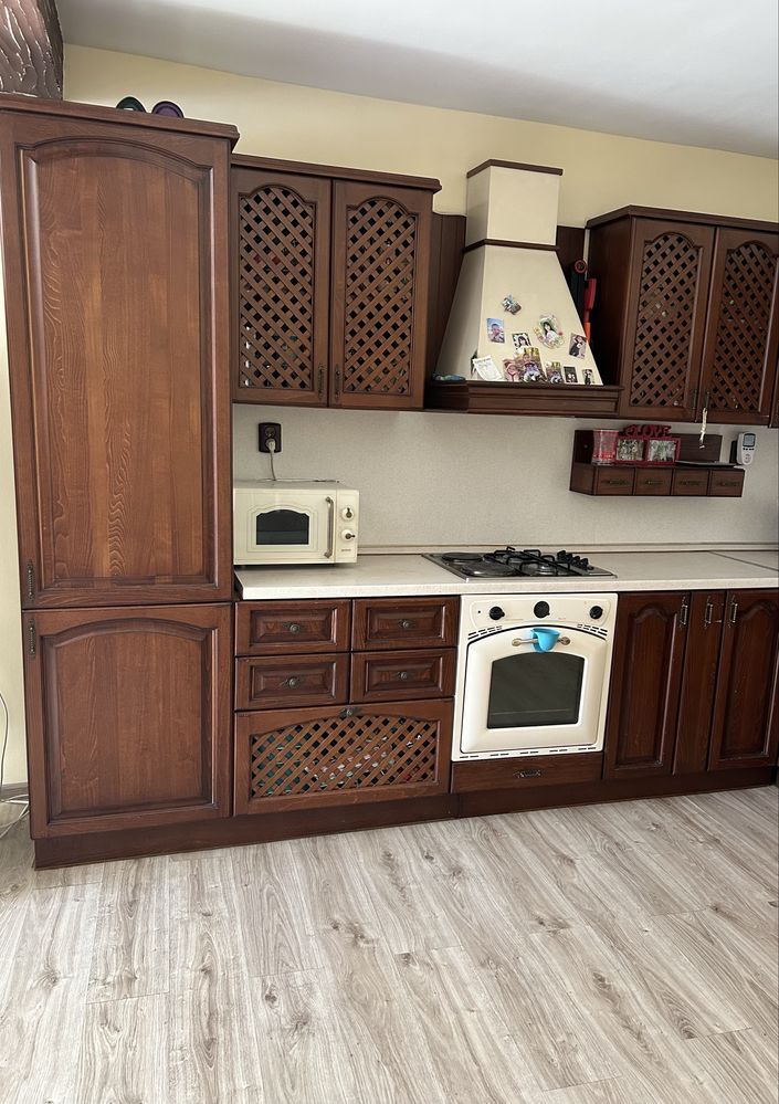 Кухня с работещи електроуреди 180/300 + маса и столове