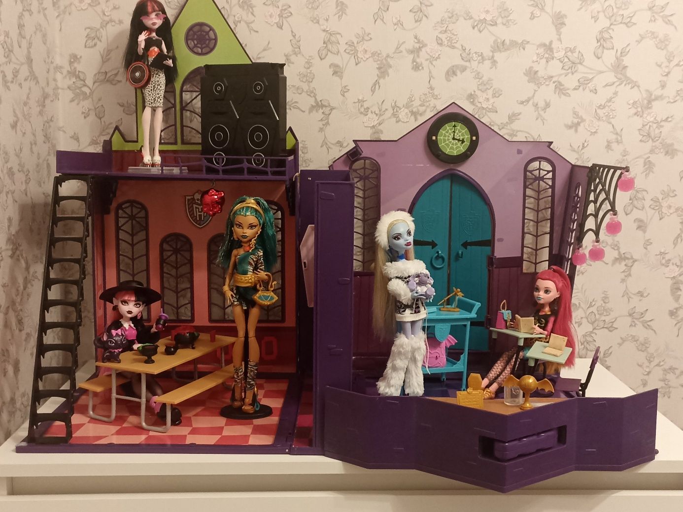 Школа Monster High