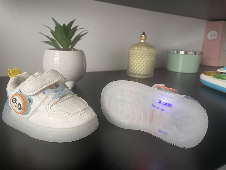 Adiasi bebelus cu luminite