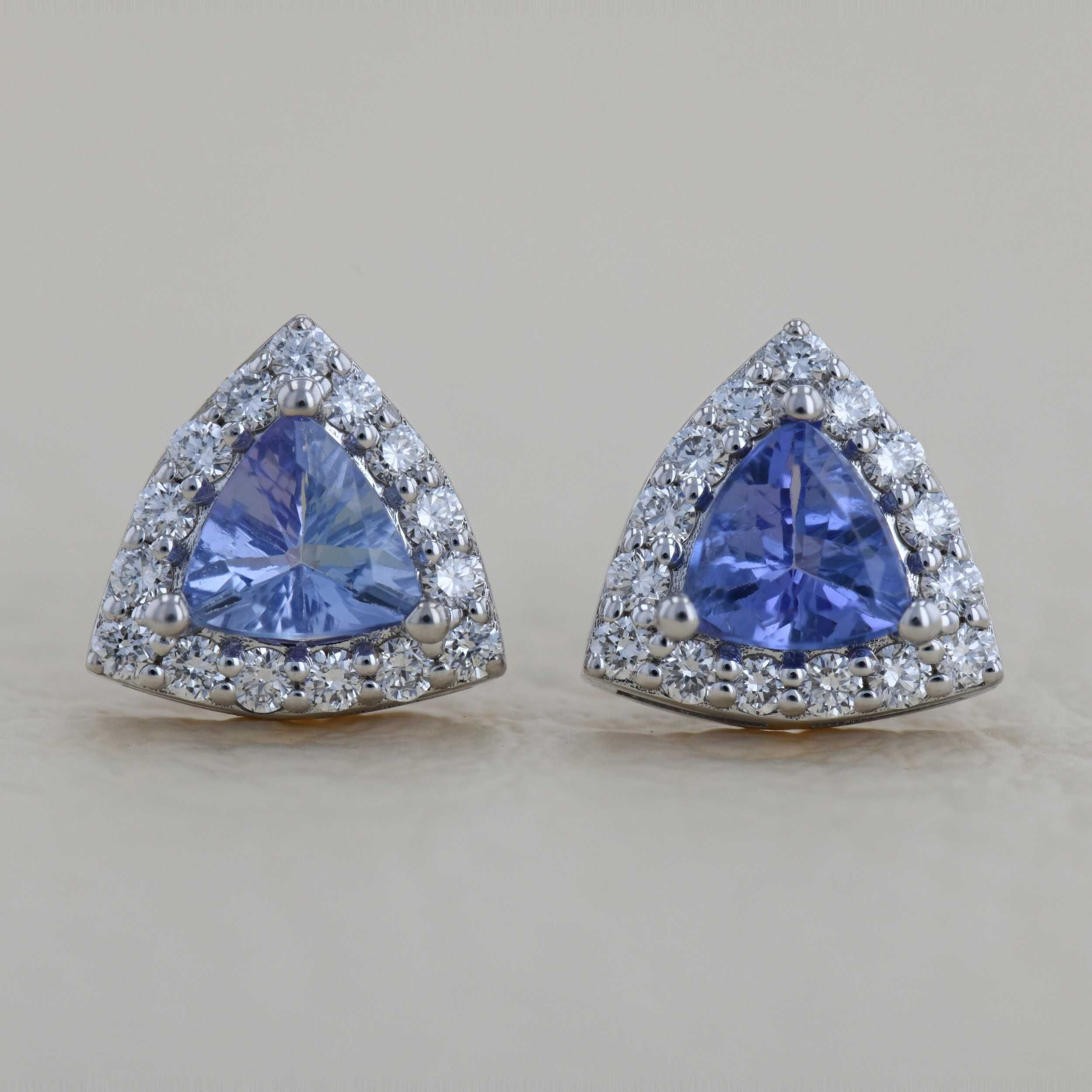 Cercei 2,13 grame aur alb 18k cu diamante si tanzanite(cod 8826)