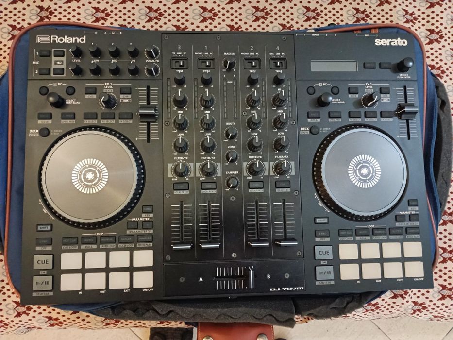 Продавам gj конзола roland 707m.