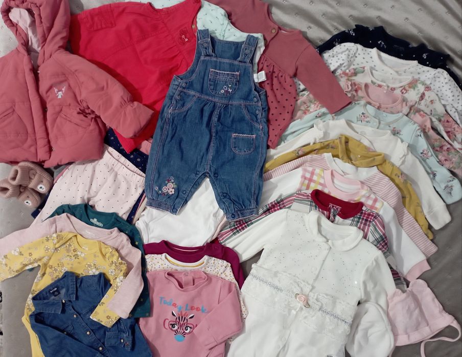 Lot haine fetiță mărimea 62-68 (3-6 luni), 36 piese