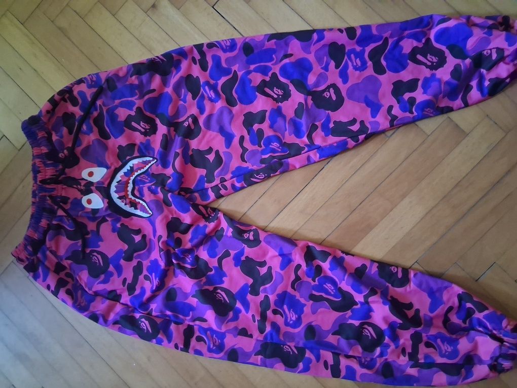 Compleu Bape ( hanorac si pantaloni)