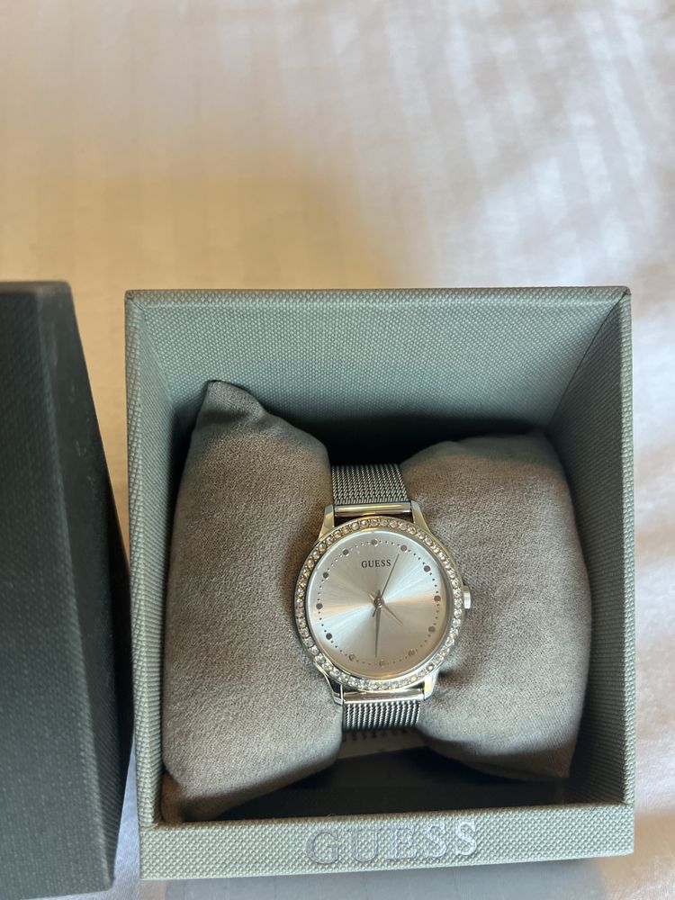 Часовник Guess в отлично състояние