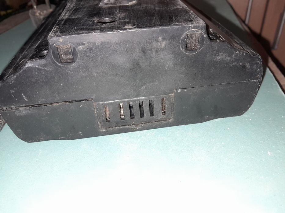 Vând încarcator +carcasa de baterie