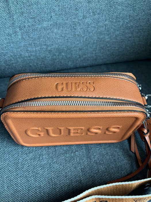 Дамска чанта на Guess