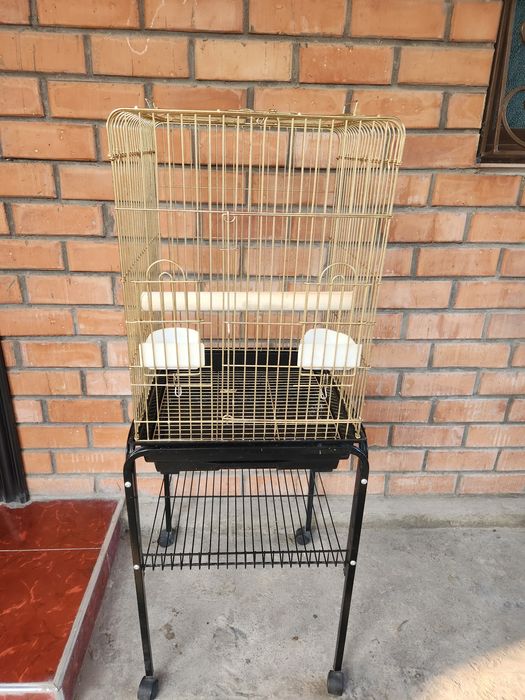 Продам клетку для крупных попугаев.С подставкой