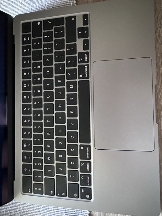 Mac Book Air M2  /4цикъла на батерията