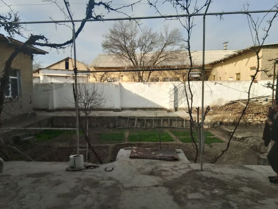 Umid qurĝonida hovli sotiladi Navoiy shahar