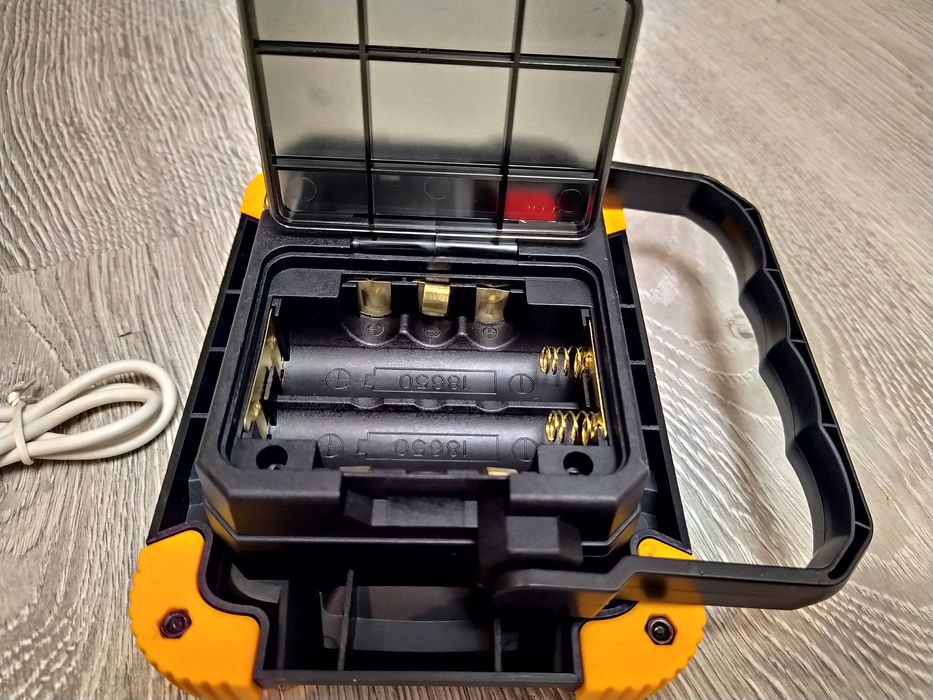 Proiector 30W  LED Cob + T6 portabil cu acumulatori sau baterie 3xAAA