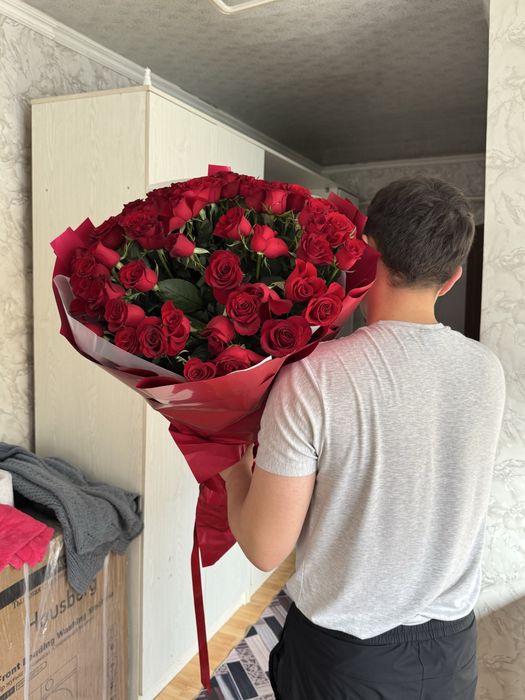 Цветы 51 роза красные свежие 90-100см