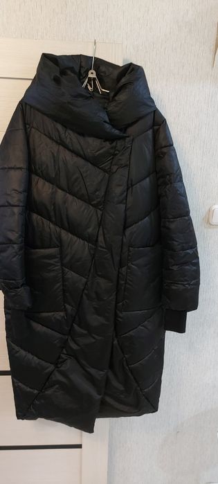 Женский зимний пуховик. Отличный ,практически новый ,тёплый.