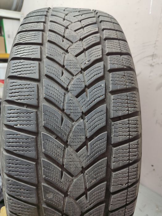 235/60/18 Зимни Goodyear