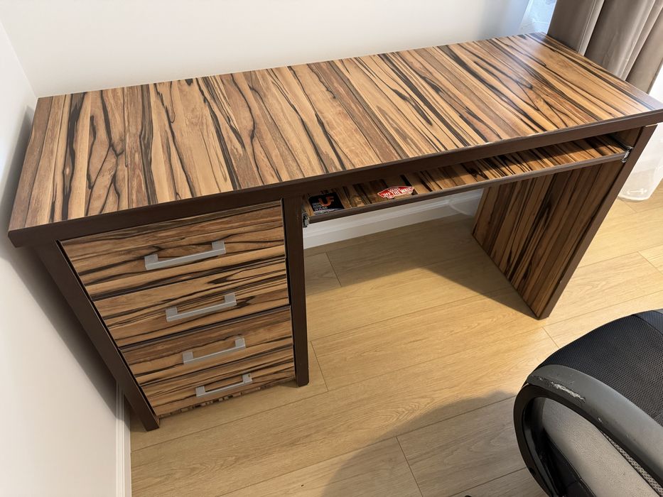 Set dormitor cu pat , saltea , noptiera , birou , scaun si comoda