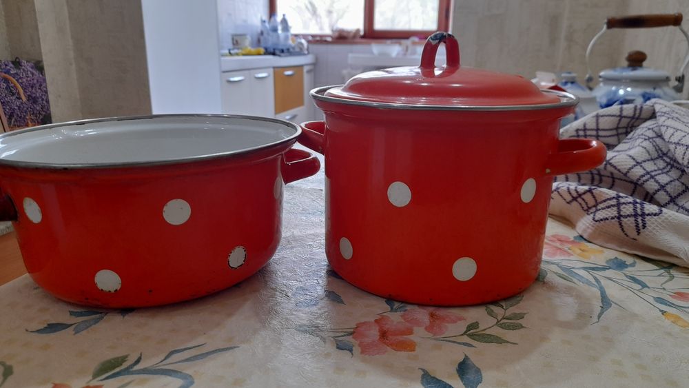 Эмалированные кастрюли