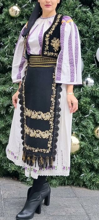Costum popular dama autentic 100 ani