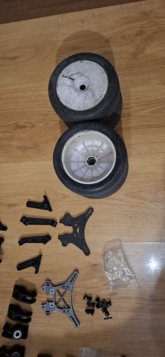 Rc truggy 1/8 със много части