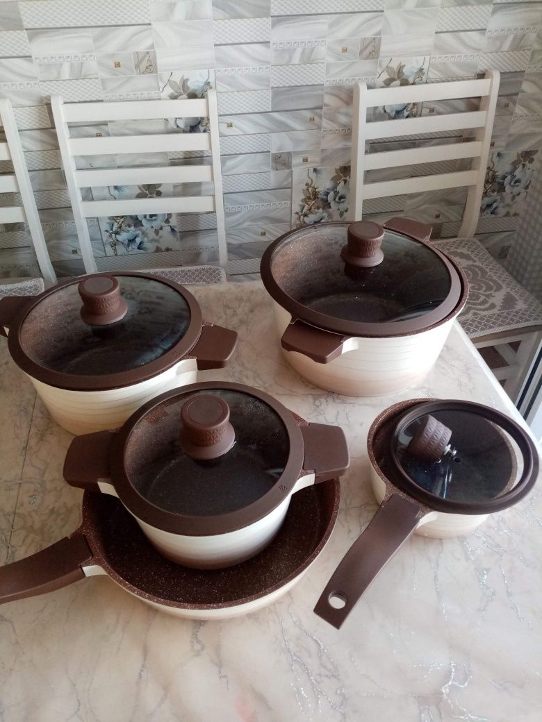 Продам набор кастрюль.