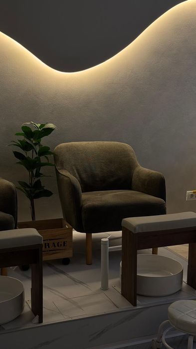 Inchiriez post manichiura pedichiura