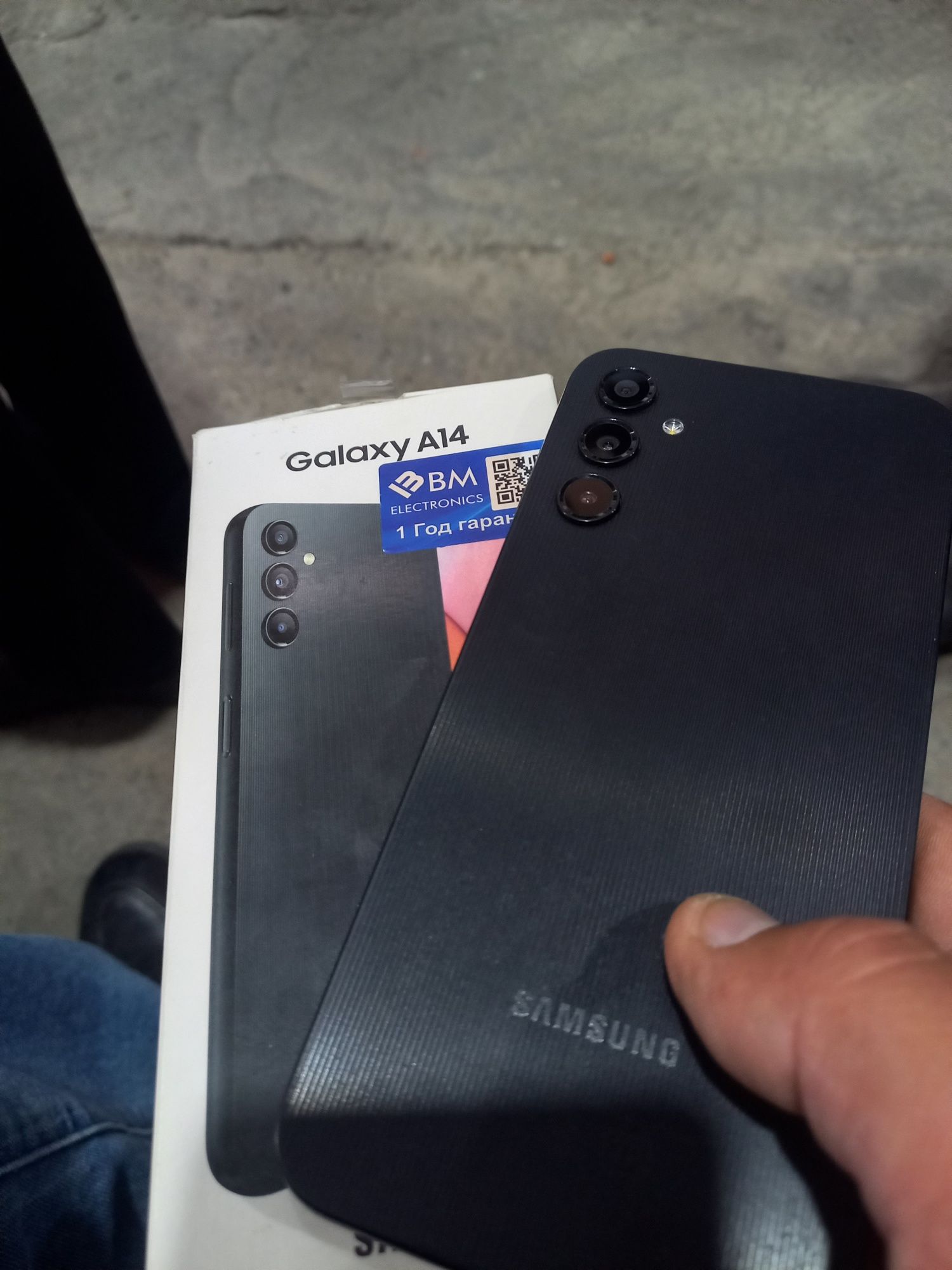 A14 Samsung ideal tiniq 64GB hotirasi 2 sim karta imeyka bo'gan.