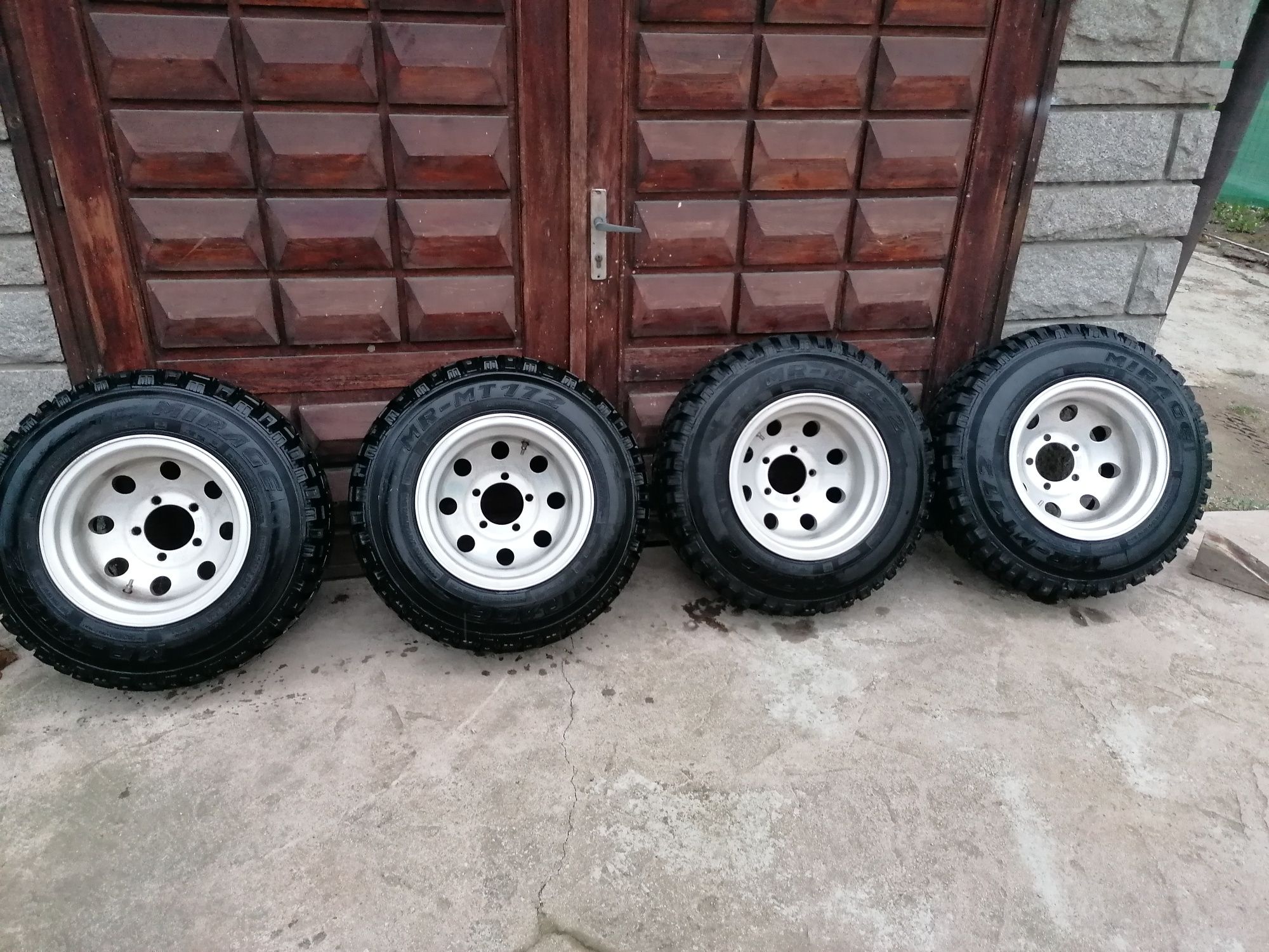 Минусови джанти с гуми от Дайхацу фероза 235/75/15
