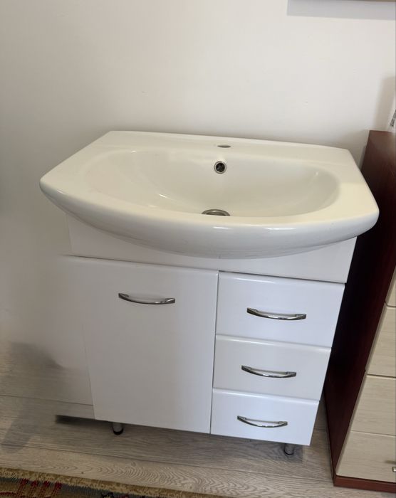 Шкаф для ванны с раквиной, в хорошем состоянии, , цвет белая,