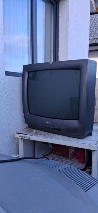 Vand 2 televizoare pentru rabla