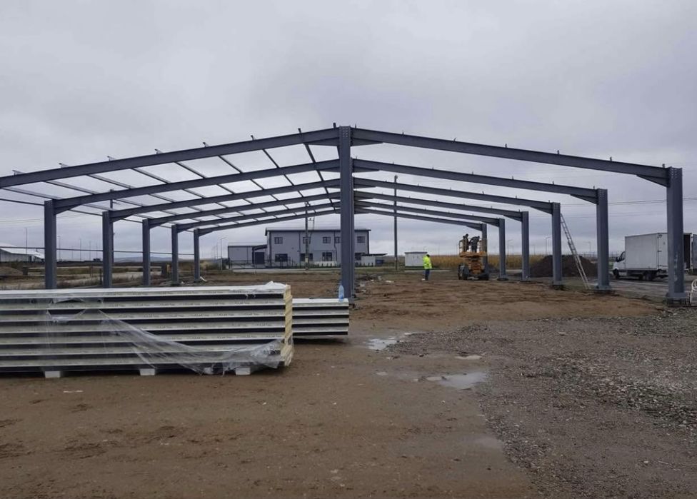 Vând hală metalică 18 m lățime cu 30 m lungime cu 6 m înălțime