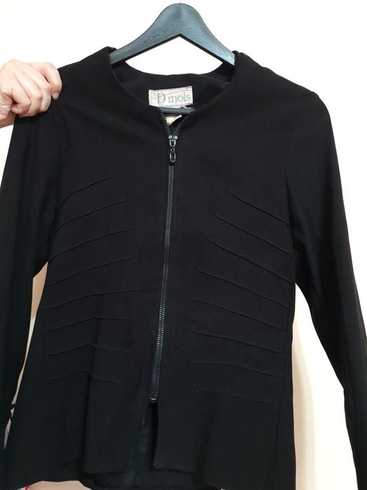 Продается чёрный велюровый костюм с юбкой.