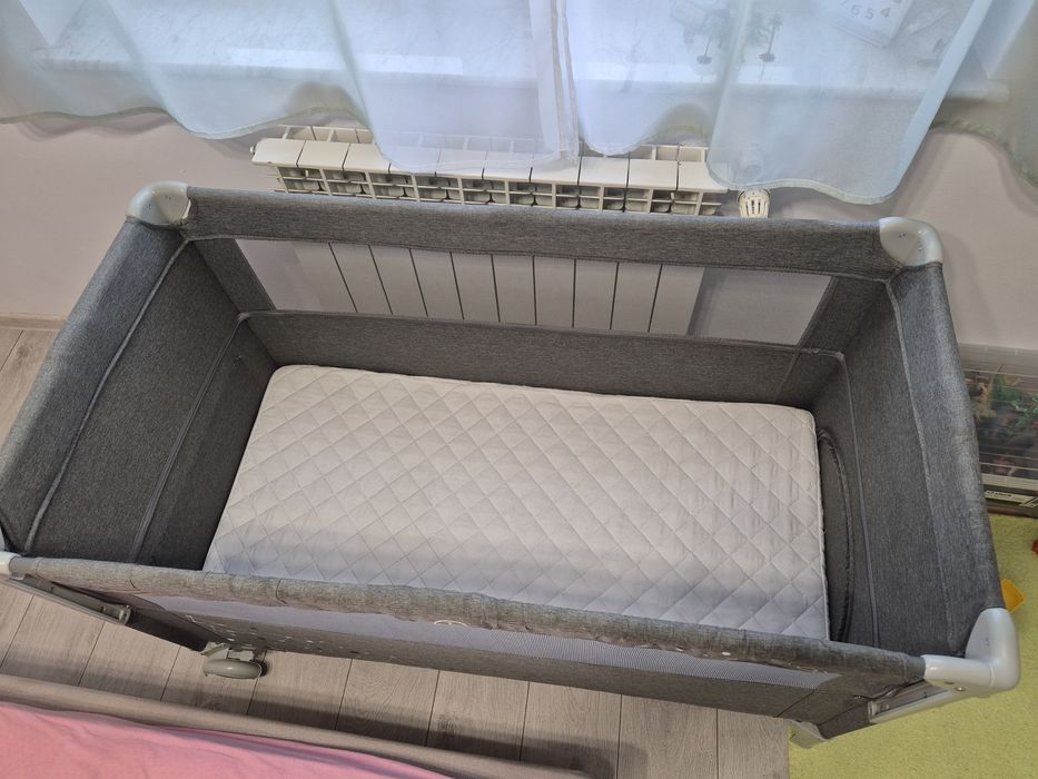 Pătuț pliabil Chipolino cu o laterală culisantă și saltea de cocos