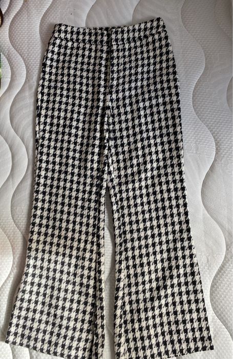 Pantaloni marca Stradivarius