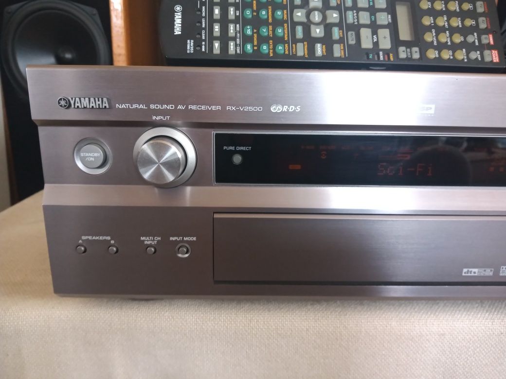 Receiver Yamaha RX - V2500.  130 watts/canal,8-16 ohms, 7.1. Impecabil