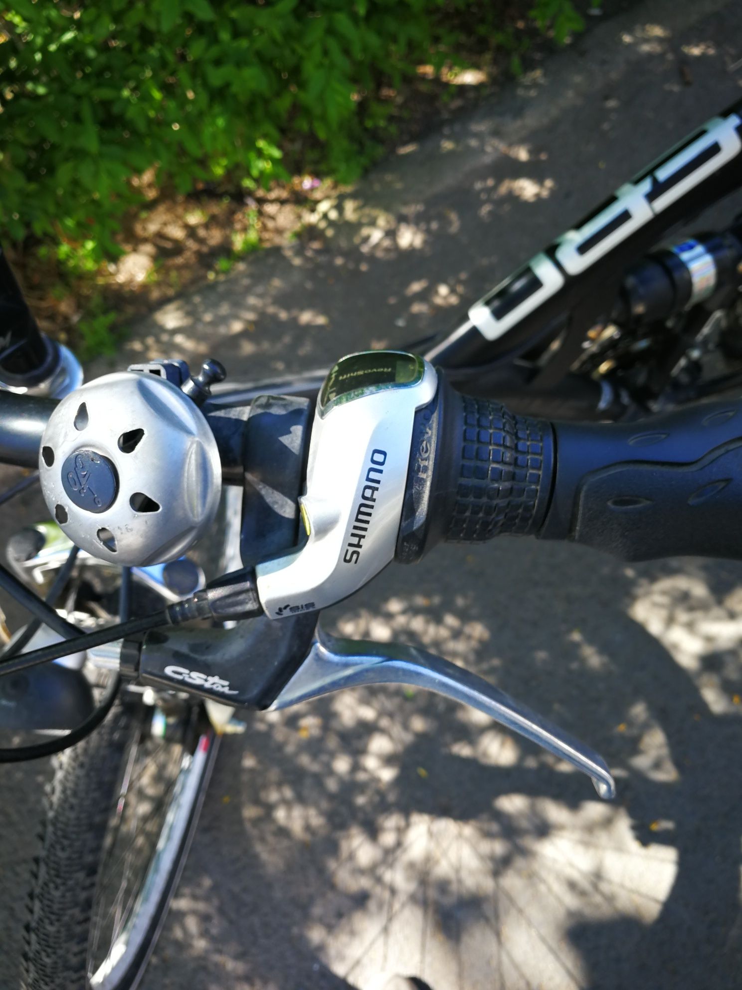 Bicicletă 26"Shimano cu suspensii, far și stop pe dinam in roată