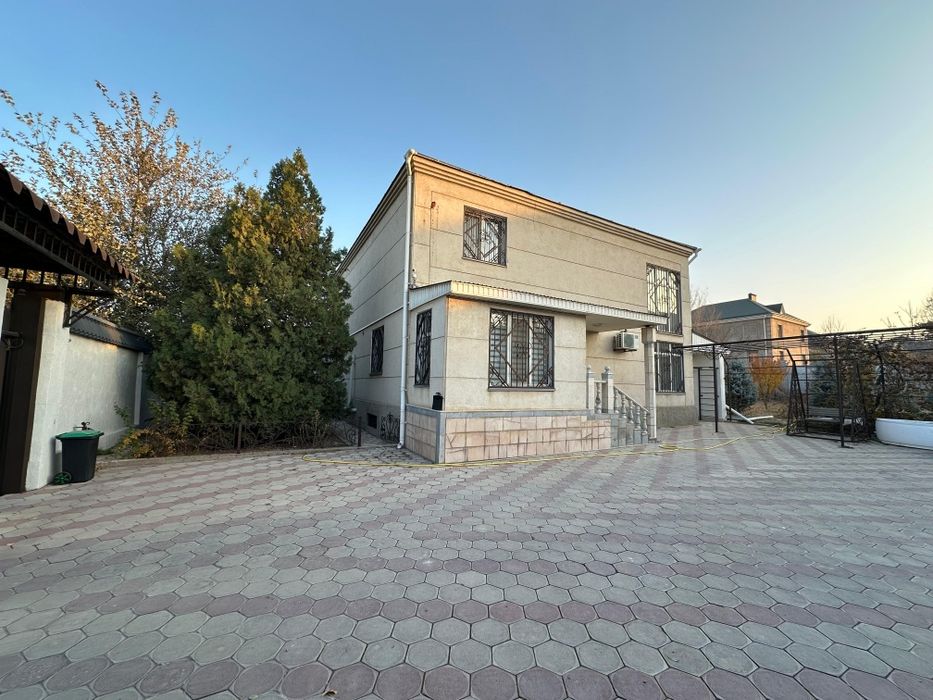 Благоустроенный 2-х этажный дом в микрорайоне "САМАЛ-1".