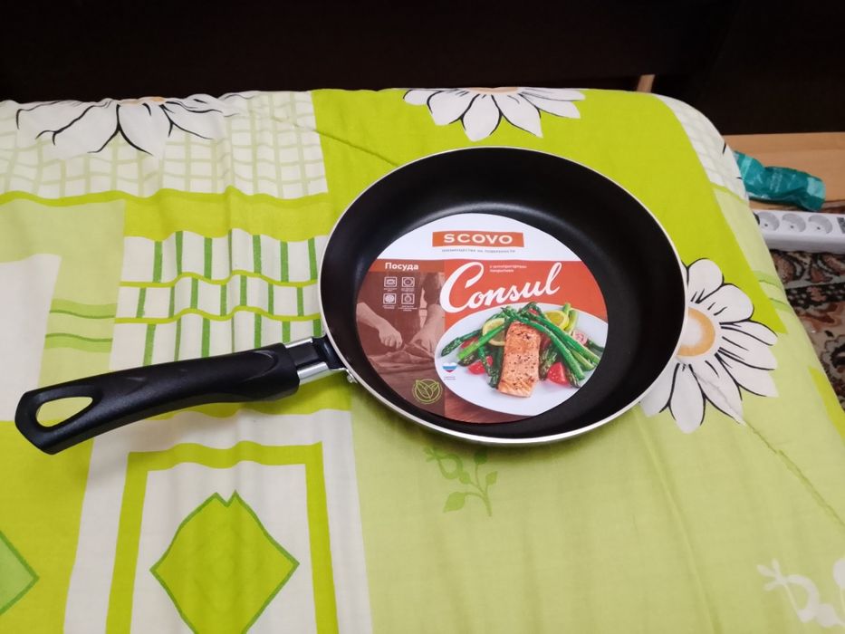 Сковородка новая среднего размера