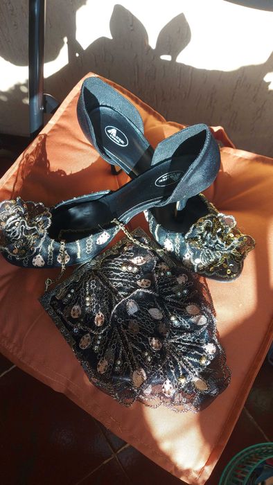 Разкошен сет бродирани сатенено-дантелени обувки и малка чанта.