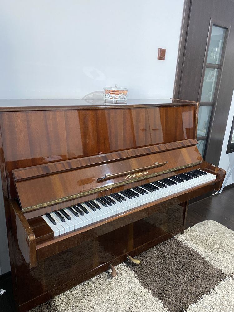De vanzare pianina impecabila