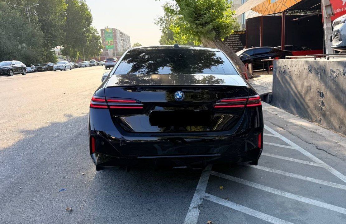 BMW I5 чёрная немец