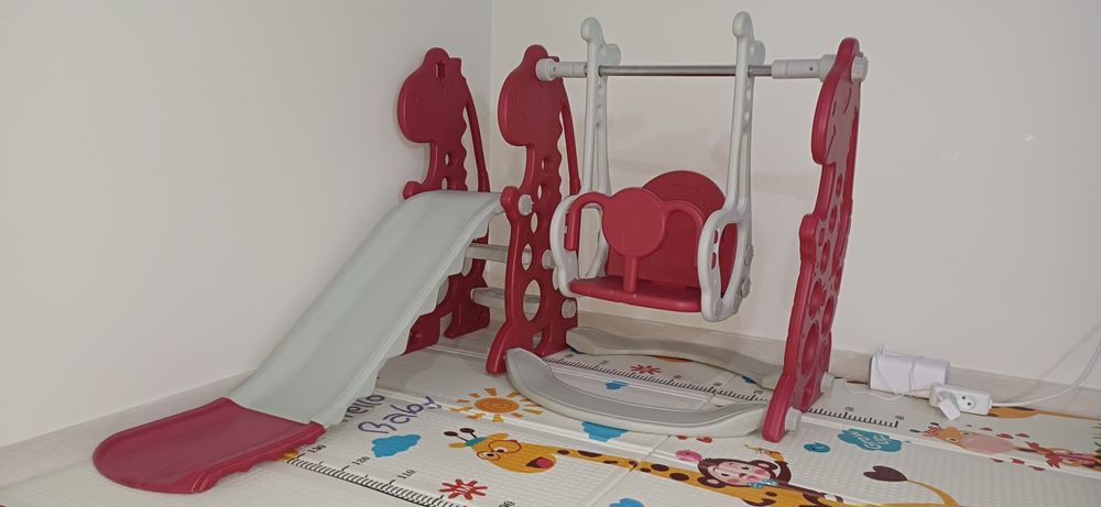 Детский качелях вместе с горкий.