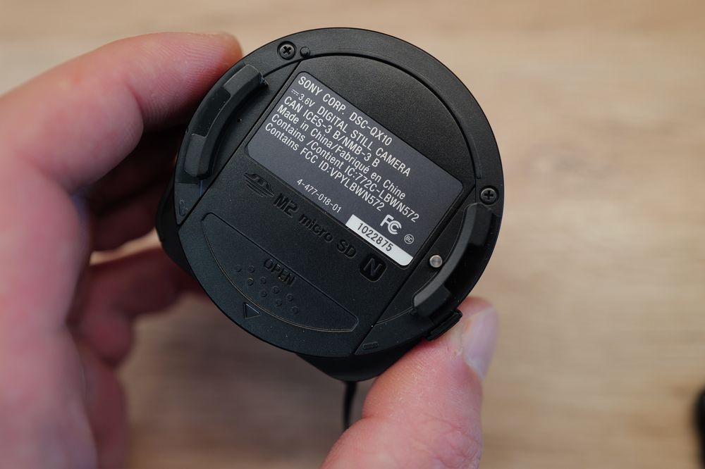 Aparat foto Sony Cybershot DSC-QX10 cu WiFi Lentila G 18 megapixeli