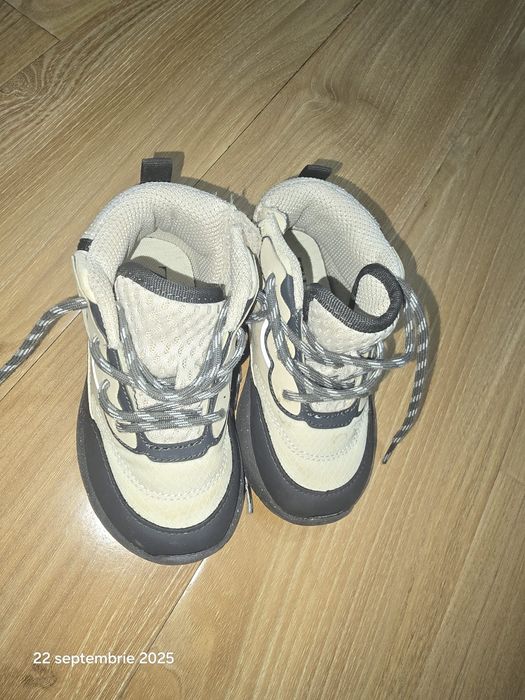 Adidasi Zara nr 25 în stare excelentă