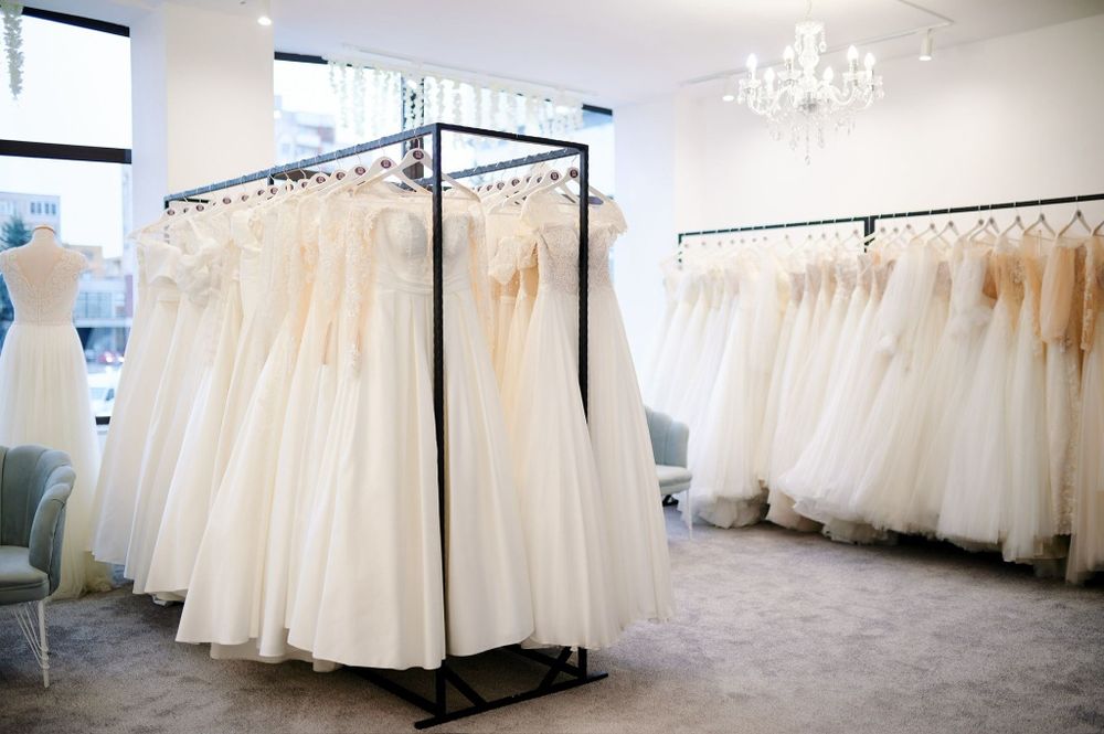 Vând afacere rochii mireasă