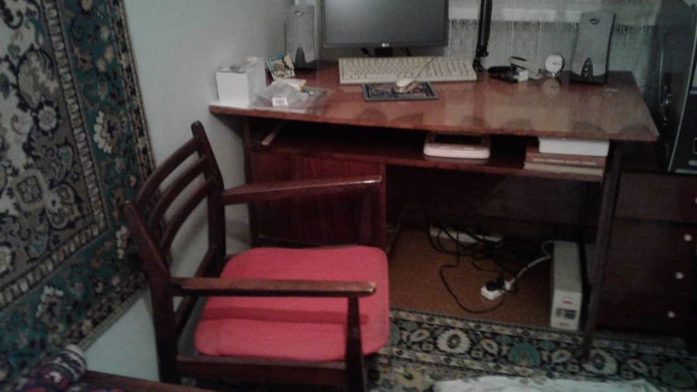 Письменный стол с рабочим креслом.