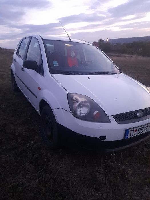 Vând ford fiesta