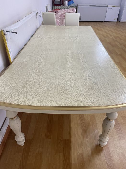 Стол и стулья в комплекте